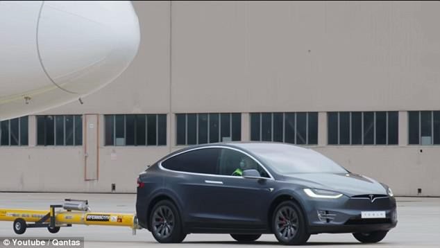 Tesla Model X đạt kỷ lục xe điện khỏe nhất, kéo được cả một chiếc máy bay Boeing - Ảnh 2.