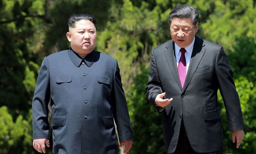 Kim Jong-un (trái) trò chuyện cùng Chủ tịch Trung Quốc Tập Cận Bình tại Đại Liên hồi tháng trước. Ảnh: AFP.