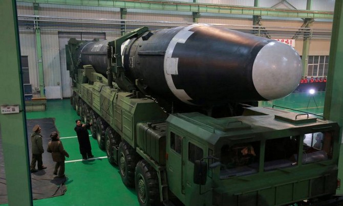 Kim Jong-un (áo đen) thị sát tên lửa Hwasong-15 trước vụ phóng năm 2017. Ảnh: KCNA.