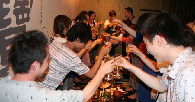 Lý do nào khiến nhiều người Nhật căm ghét việc uống rượu để thăng tiến?