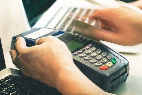 Rút tiền mặt từ thẻ tín dụng qua máy POS: Phạm pháp và nhiều rủi ro  