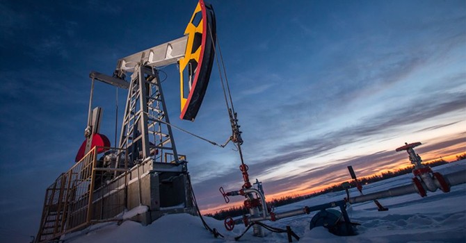 Giá dầu giảm nhẹ giữa khoảng lặng địa chính trị 