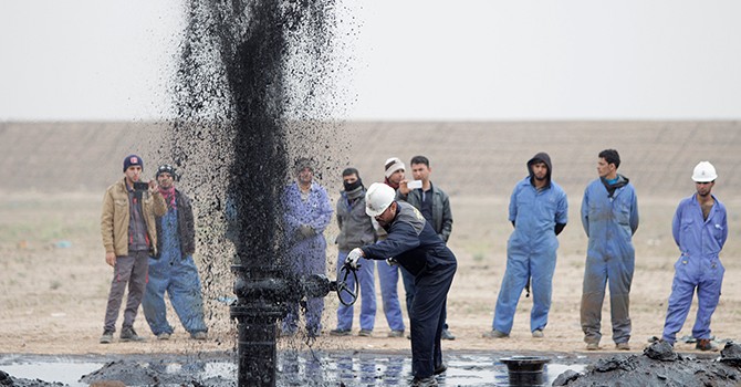 Giá dầu tăng vọt do lo ngại nguồn cung từ Iran co hẹp