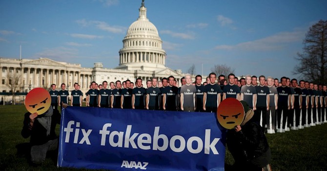 Hàng loạt người biểu tình đeo mặt nạ Zuckerberg và áo phông “Fix Fakebook” tại Anh