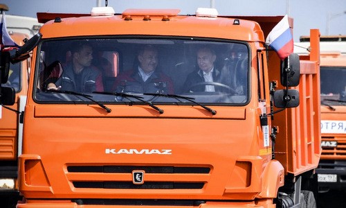 Ông Putin đích thân lái xe tải khai trương cầu dài nhất châu Âu