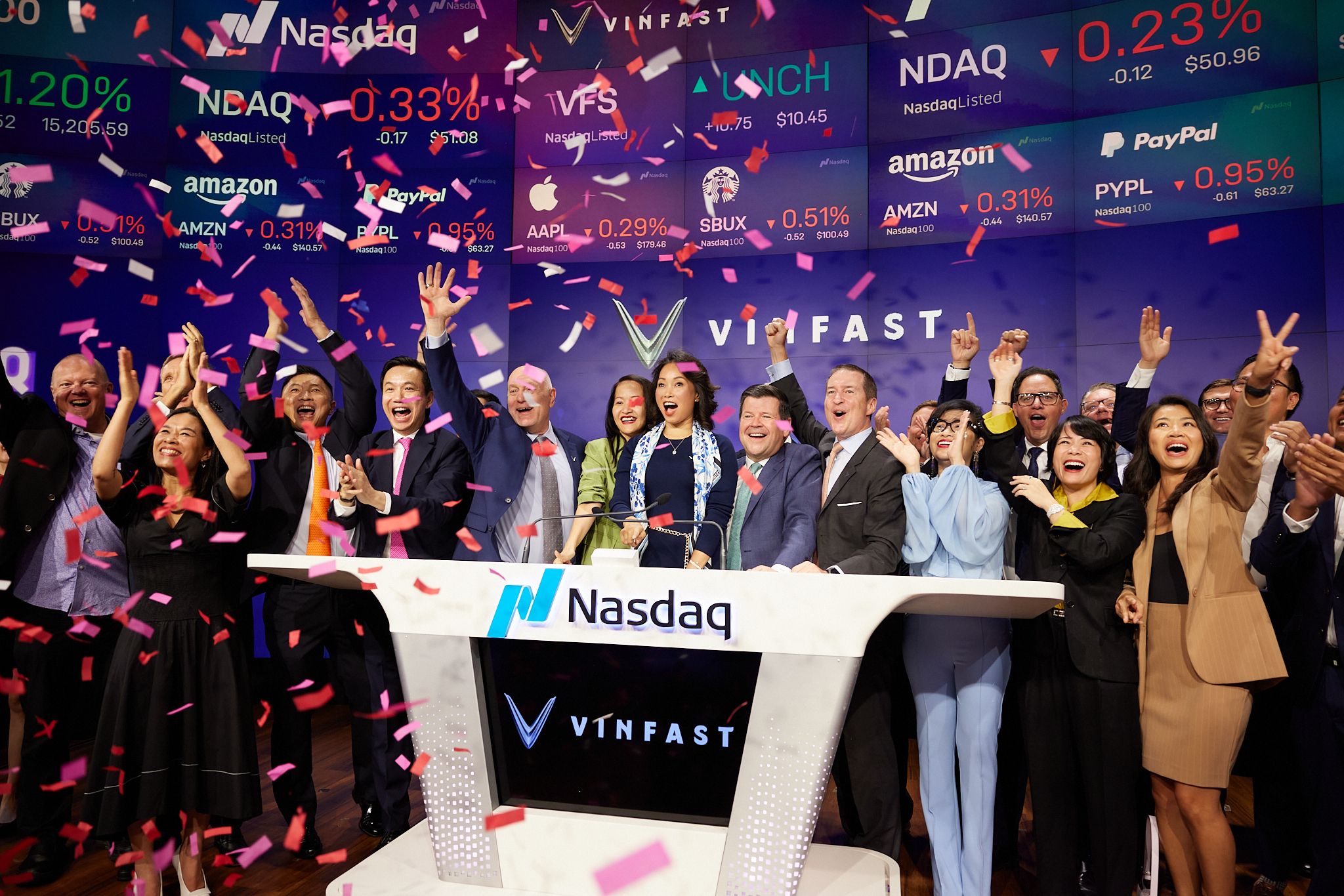 Đại diện VinFast tại lễ rung chuông và chính thức ra mắt trên Nasdaq Global Select Market 