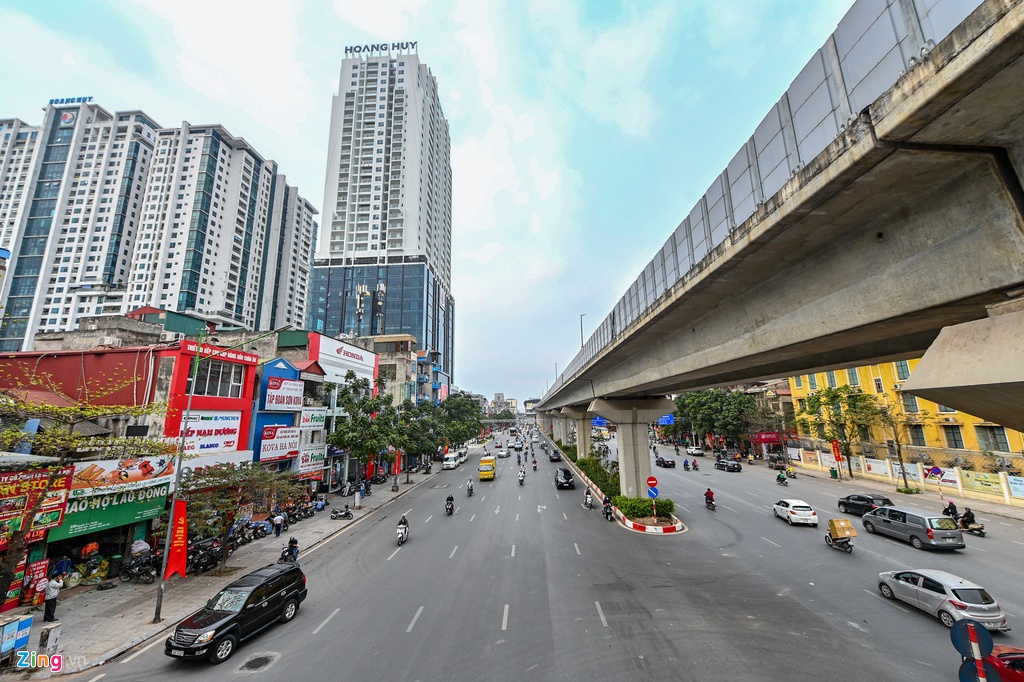 Đường phố Hà Nội vắng như Tết vì dịch Covid-19