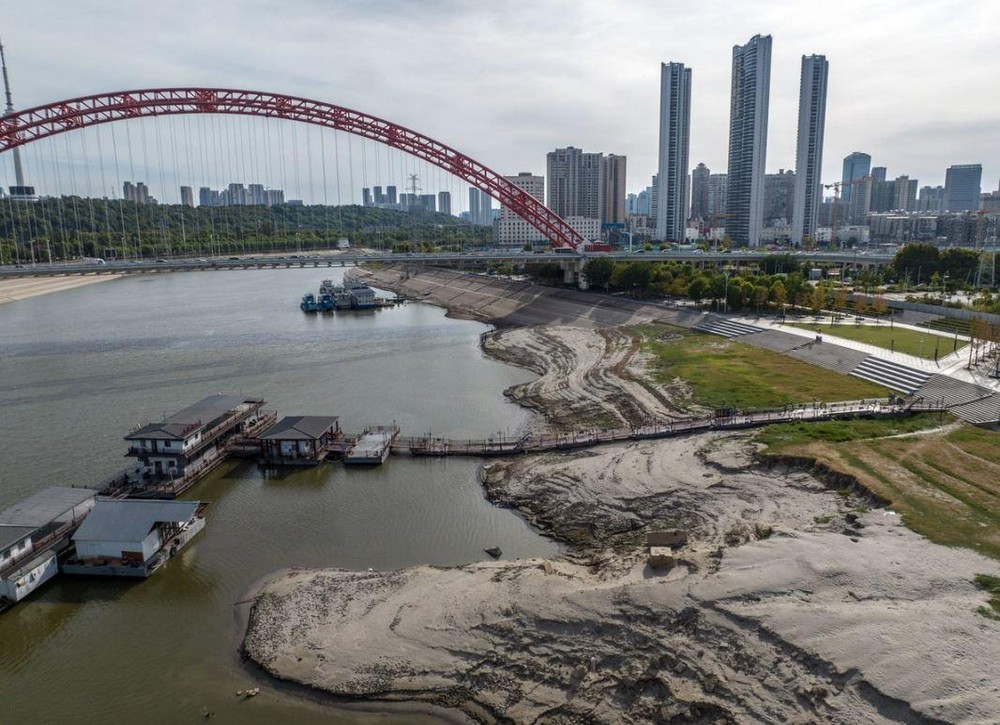 Hạn hán khiến mực nước sông Dương Tử xuống đến mức thấp nhất kể từ năm 1865. Ảnh: Bloomberg