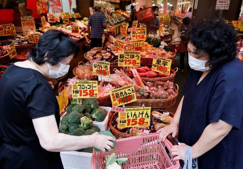 Các hộ gia đình Nhật Bản đang buộc phải thắt chặt ngân sách hơn bao giờ hết khi giá thực phẩm và các mặt hàng thiết yếu khác tiếp tục tăng. Ảnh: Reuters.