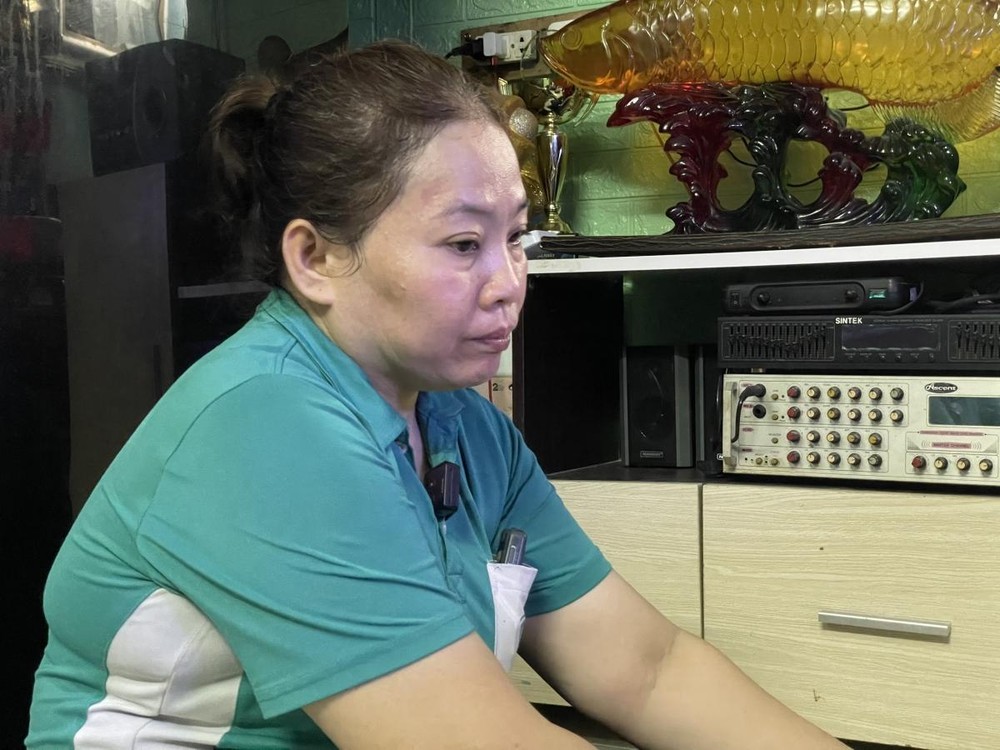 Bà Nguyễn Thị Kim Loan không giấu nỗi buồn, sự lo lắng khi bị mất việc ở thời điểm cận Tết và không còn trẻ để xin việc công ty khác