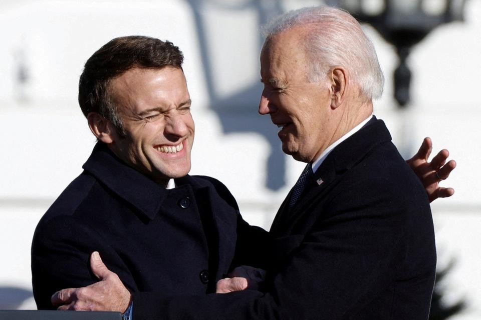 Tổng thống Mỹ Joe Biden (phải) gặp người đồng cấp Pháp Emmanuel Macron tại Nhà Trắng ngày 1/12. Ảnh: Reuters.