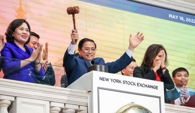 Thủ tướng Chính phủ Phạm Minh Chính gõ búa kết thúc phiên giao dịch tại NYSE ngày 16/5 theo giờ địa phương - Ảnh: VGP/Nhật Bắc.