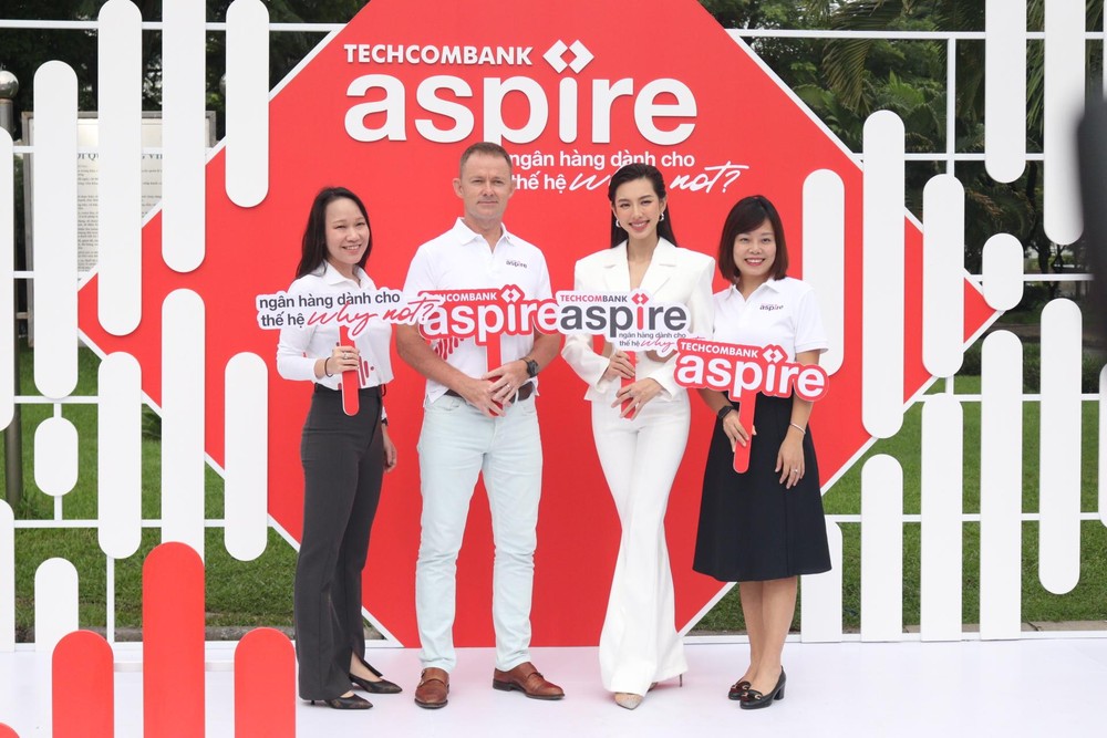 Hoa hậu Hòa bình Quốc tế 2021 Nguyễn Thúc Thùy Tiên (thứ hai từ phải sang) là đại sứ thương hiệu của Techcombank Aspire 