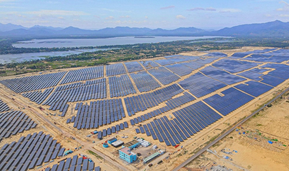Trong lĩnh vực sản xuất tấm pin năng lượng mặt trời, dẫn đầu thị trường là 1 doanh nghiệp ngoại có doanh thu đến 34.000 tỷ đồng trong năm 2022 thì doanh nghiệp Việt duy nhất là IREX lại có doanh thu vỏn vẹn chỉ 350 tỷ đồng. Ảnh minh họa, nguồn - Int