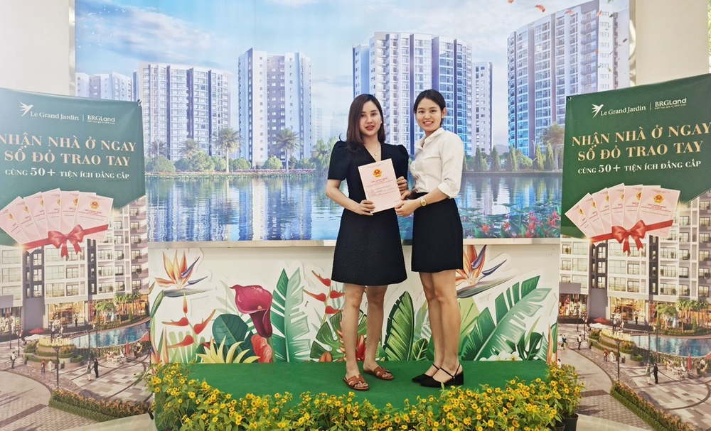 Chị Nguyễn Trà My vui mừng nhận giấy chứng nhận quyền sở hữu căn hộ tại tổ hợp chung cư Le Grand Jardin
