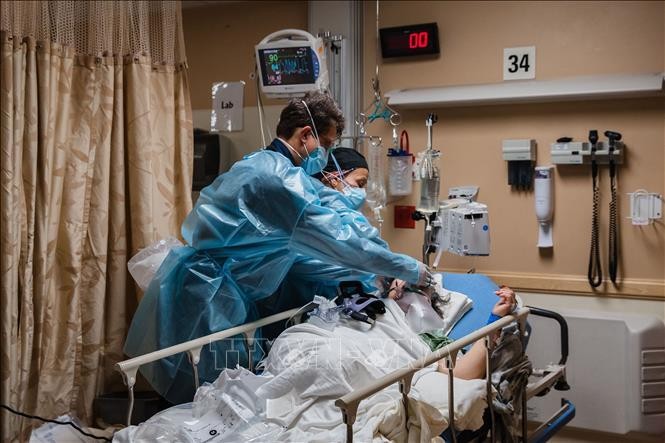 Điều trị cho bệnh nhân mắc COVID-19 tại bệnh viện ở Apple Valley, California, Mỹ. Ảnh: AFP/TTXVN