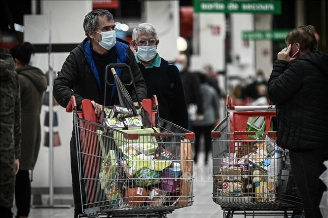 Người dân mua hàng trong siêu thị tại Bordeaux, Pháp. Ảnh minh họa: AFP/TTXVN