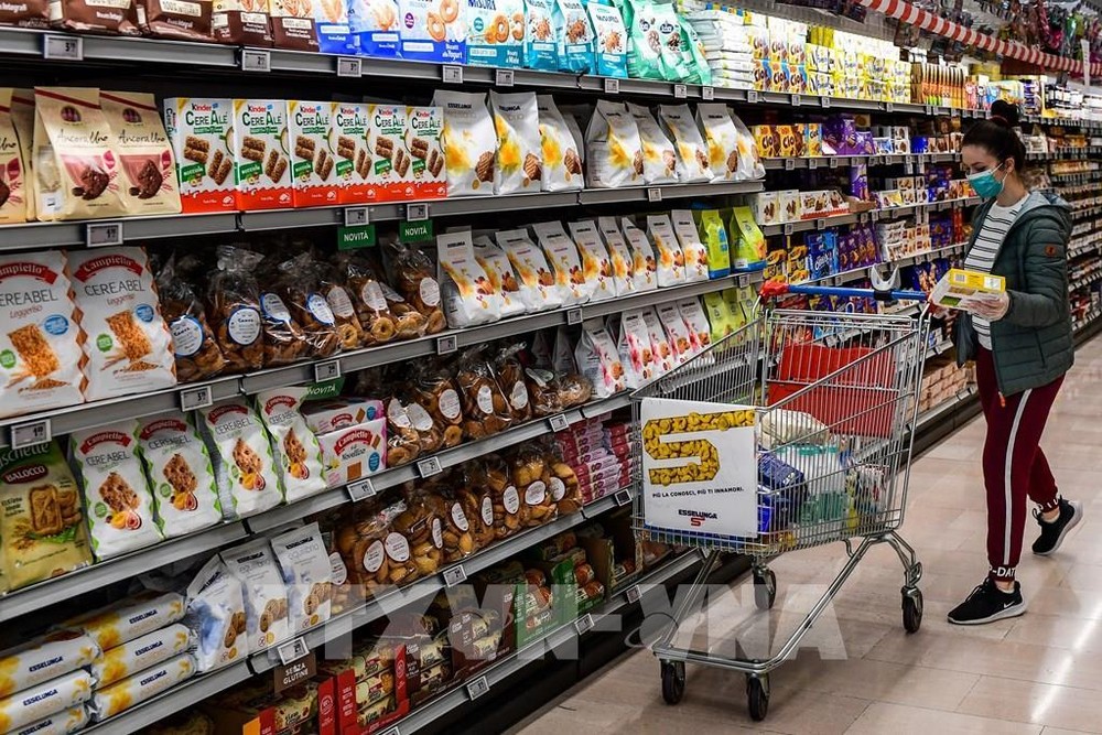 Người dân mua hàng tại một siêu thị ở Milan, Italy. Ảnh: AFP/TTXVN