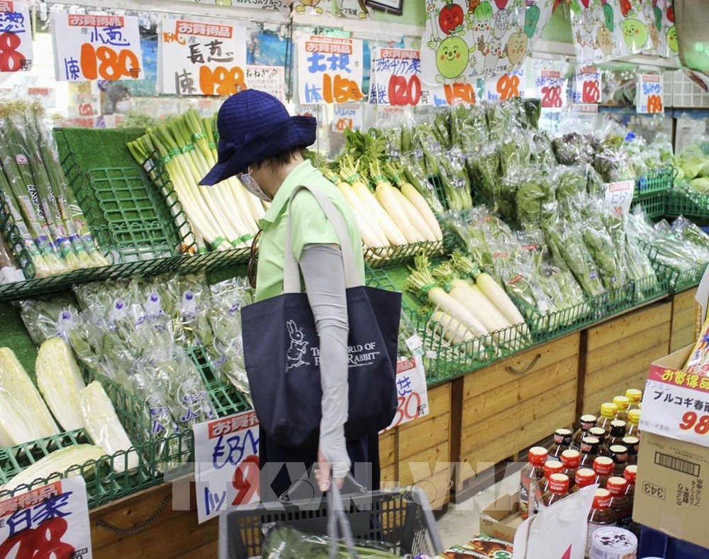 Người dân mua hàng trong siêu thị tại Tokyo, Nhật Bản. Ảnh: Kyodo/ TTXVN