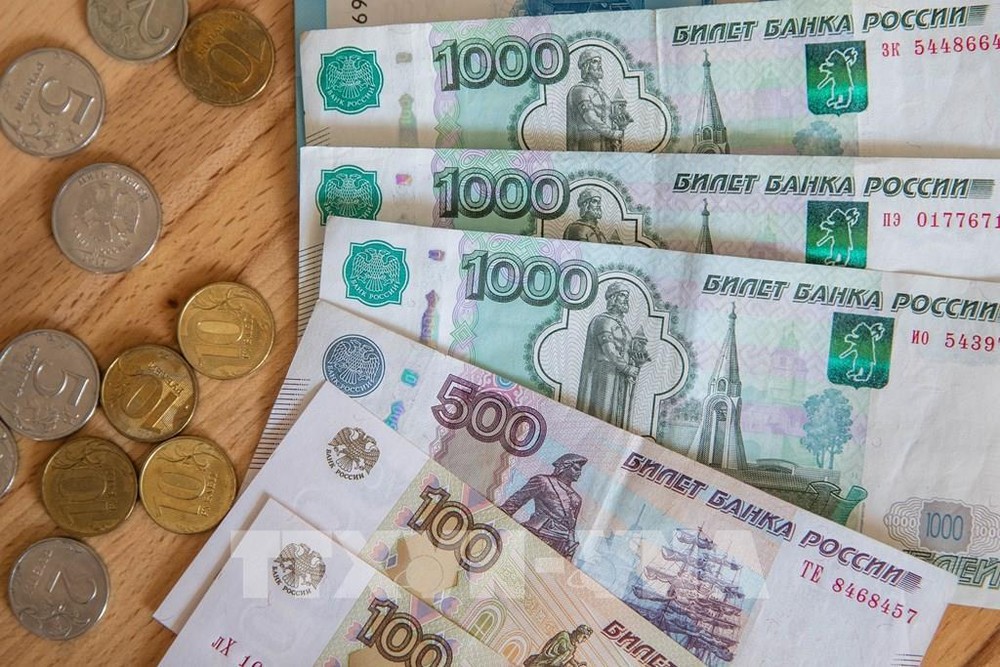 Đồng tiền giấy và tiền xu ruble tại thủ đô Moskva, Nga. Ảnh: THX/TTXVN
