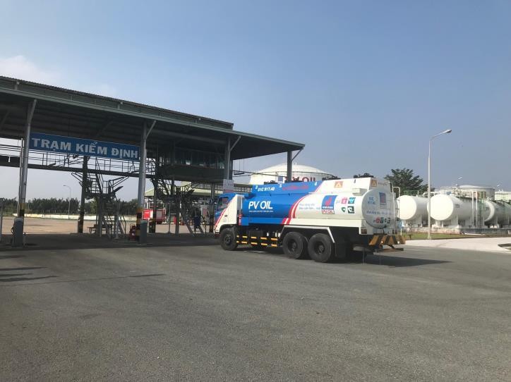 Xe bồn lấy xăng tại Tổng kho Xăng dầu Nhà Bè (Thành Phố Hồ Chí Minh). Ảnh minh họa: Anh Nguyễn/BNEWS/TTXVN