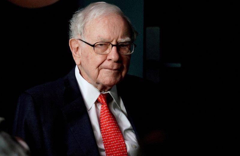Tỷ phú Warren Buffet khuyên rằng không nên đưa cảm xúc vào khi đầu tư. Ảnh: AP.
