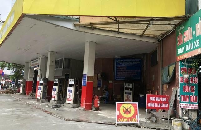 Nhiều cửa hàng xăng dầu ở Hà Nội đã hạn chế bán ra trong những ngày qua (Ảnh minh họa). (Ảnh: Nguyễn Bằng).