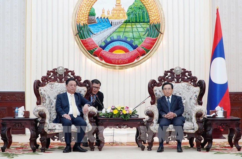 Thủ tướng Lào Phankham Viphavanh tiếp thân mật Bộ trưởng Lê Minh Hoan cùng đoàn. Ảnh: Phạm Kiên - Phóng viên TTXVN tại Lào