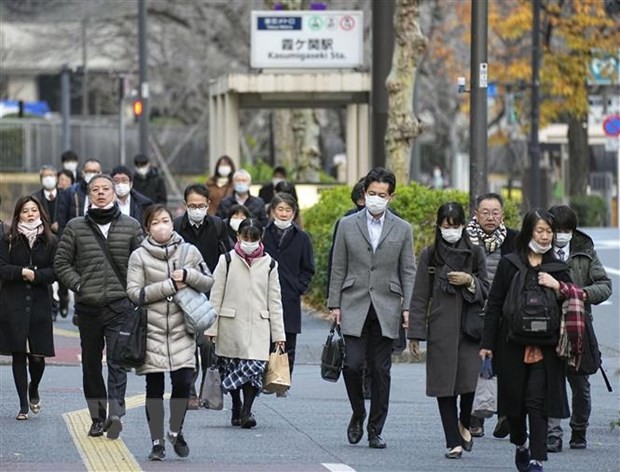 Người dân trên đường tới nơi làm việc ở Tokyo, Nhật Bản ngày 28/12/2022. (Ảnh: Kyodo/TTXVN)