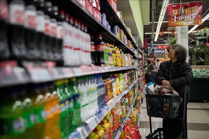 Người dân mua sắm tại một siêu thị ở Bắc Kinh. Ảnh: AFP/TTXVN