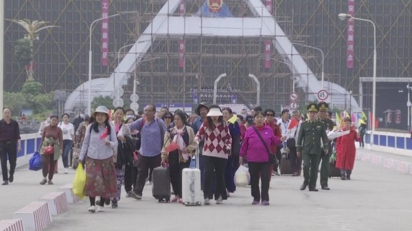 Du khách Trung Quốc nhập cảnh trở lại tại Lào Cai.