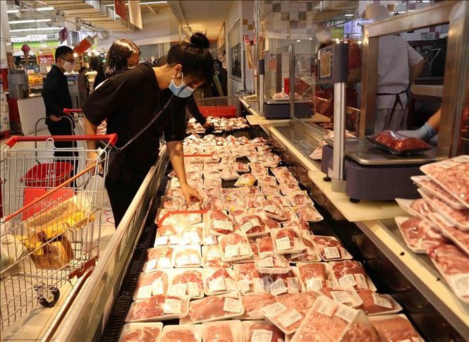 Khách hàng chọn mua thịt lợn tại siêu thị. Ảnh minh họa: TTXVN