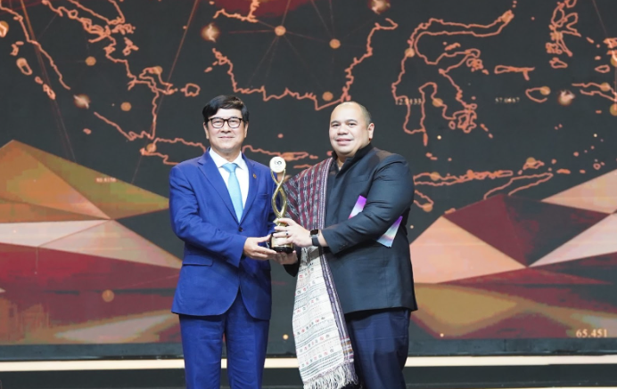 Tran Hoai Nam, deputy general director of HDBank (left) received a trophy from Pandu Patria Sjahrir of the ASEAN Business Advisory Council (right)