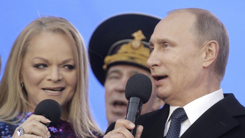 Tổng thống Nga Vladimir Putin cùng hát với nữ ca sĩ nổi tiếng Nga Larisa Dolina nhân kỷ niệm một năm sáp nhập Crimée, 18/03/2015. Ảnh REUTERS/Maxim Shipenkov/Pool
