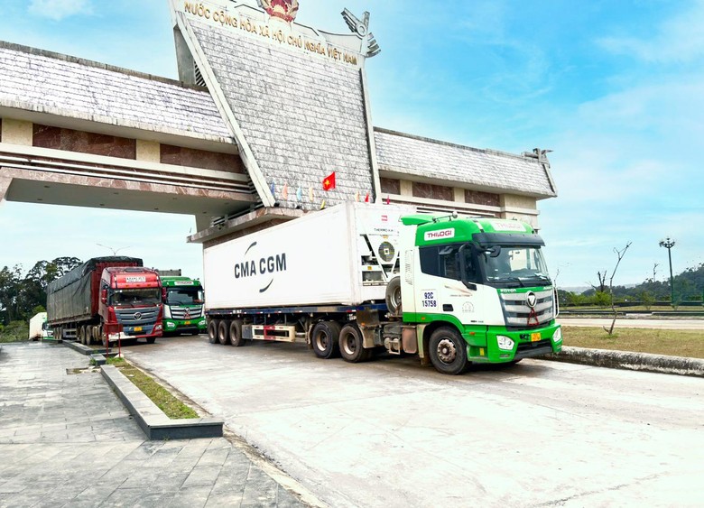Xe của THILOGI vận chuyển hàng hoá qua cửa khẩu quốc tế Nam Giang 