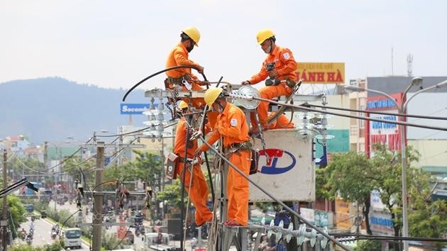 Kiểm tra và sửa chữa lưới điện đảm bảo cung cấp điện an toàn, ổn định phục vụ nhân dân 