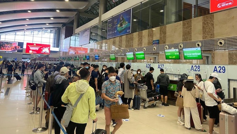 Sân bay Nội Bài đông đúc dịp Nghỉ lễ Giỗ tổ Hùng Vương (Ảnh: Hạ An)