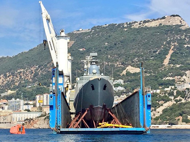 Tàu Rolldock Star chở theo chiến hạm Gepard của VN đậu tại cảng Gibraltar ngày 21/9