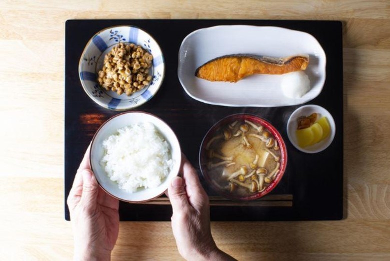 Các bữa cơm truyền thống của người Nhật trở nên lép vế hơn so với đồ ăn nhanh.