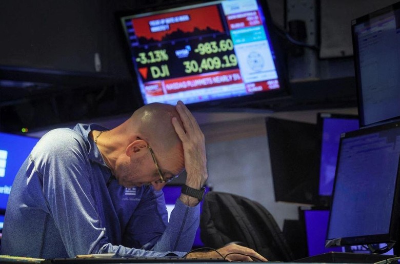 Các thị trường chứng khoán đỏ lửa sau khi Mỹ công bố báo cáo lạm phát tháng 8. Ảnh: Reuters.
