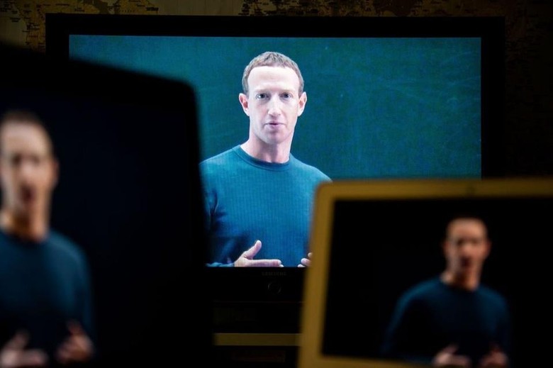 Một loạt thách thức đang đè nặng lên công ty mẹ của Facebook. Ảnh: Bloomberg.