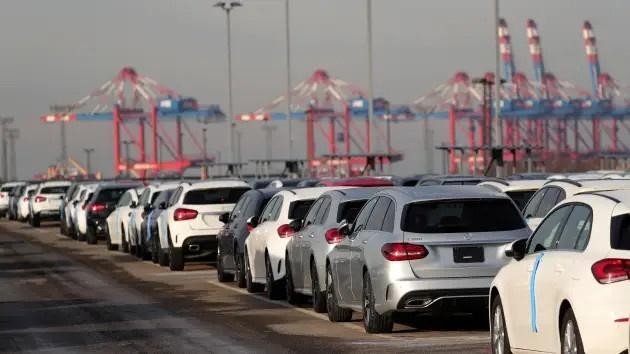 Tình trạng thiếu nhân lực vận tải đang tác động tiêu cực đến hoạt động xuất nhập khẩu tại cảng Bremerhaven. Ảnh: Bloomberg.