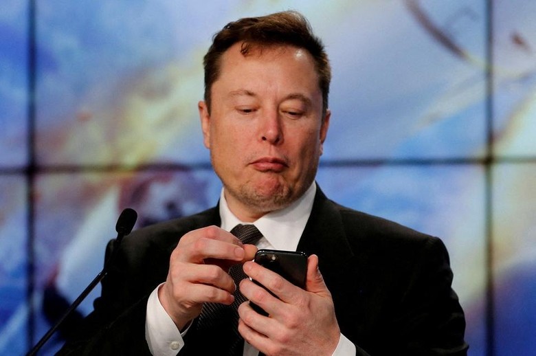 Tỷ phú Elon Musk vừa bán thêm hàng triệu cổ phiếu Tesla. Ảnh: Reuters.