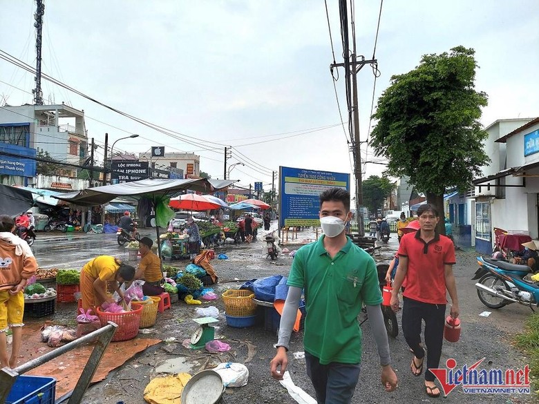 Công nhân một doanh nghiệp may tại huyện Củ Chi, TP.HCM đang có đợt cắt giảm lao động. (Ảnh: Trần Chung)