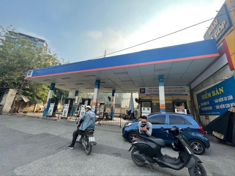 Cây xăng thuộc Công ty TNHH Thương mại xăng dầu Việt Thắng trên đường Hào Nam, Hà Nội đóng cửa, trả giấy phép vì doanh nghiệp lỗ đến mức hết sức chịu đựng Ảnh: Nguyễn Bằng