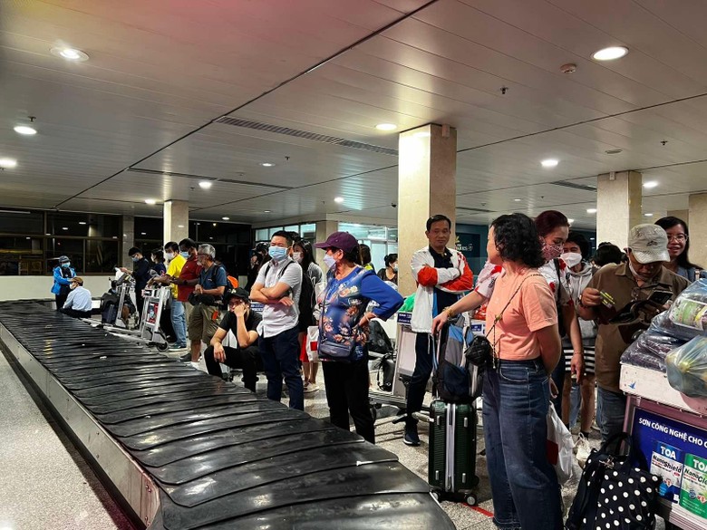 Hành khách mòn mỏi chờ hành lý tại sân bay Tân Sơn Nhất. Ảnh: NVCC