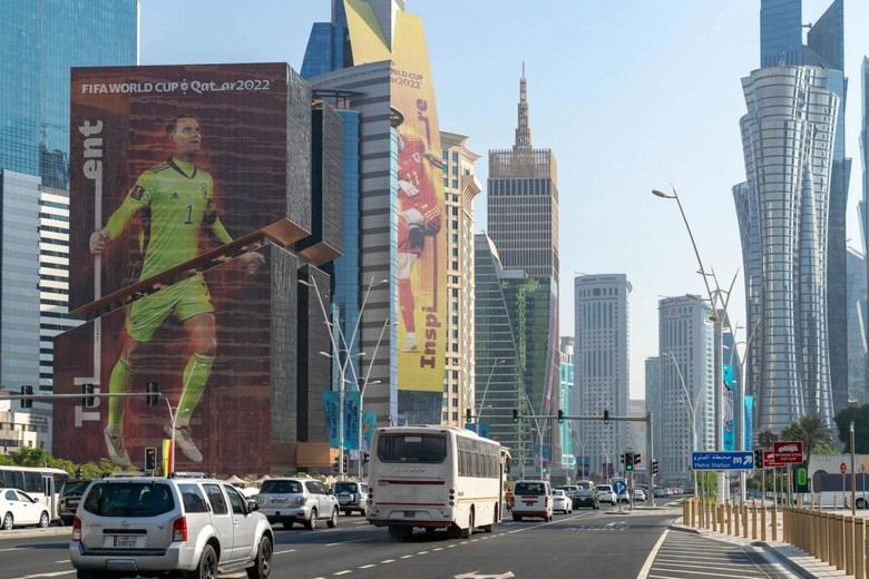 Biểu ngữ hình các cầu thủ tham dự FIFA World Cup tại các tòa nhà ở Doha, Qatar. Ảnh: Al Jazeera.