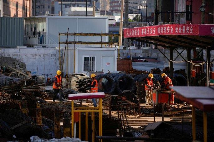 Công nhân làm việc tại một công trường sau đợt bùng phát COVID-19 ở Thượng Hải ngày 10-10. Ảnh: Reuters