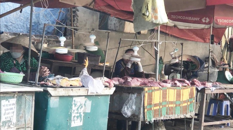 Dãy hàng bán thịt tại chợ tự phát thôn Hậu Dưỡng (xã Kim Chung, huyện Đông Anh, Hà Nội). Ảnh: Hạnh Hân