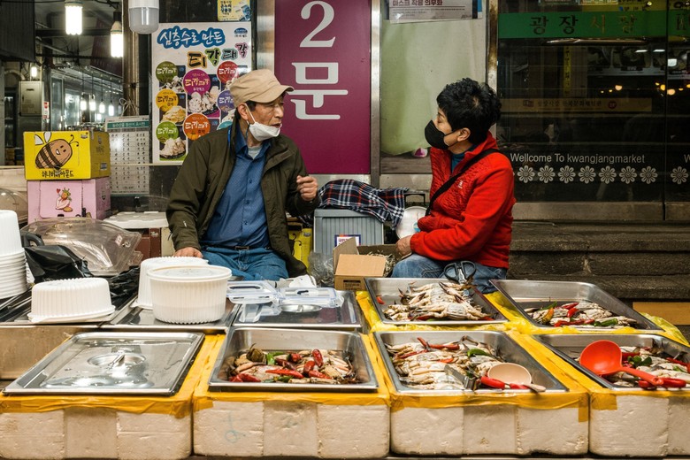 Một quầy bán hải sản tại chợ ở Seoul, Hàn Quốc. Ảnh: AFP/TTXVN